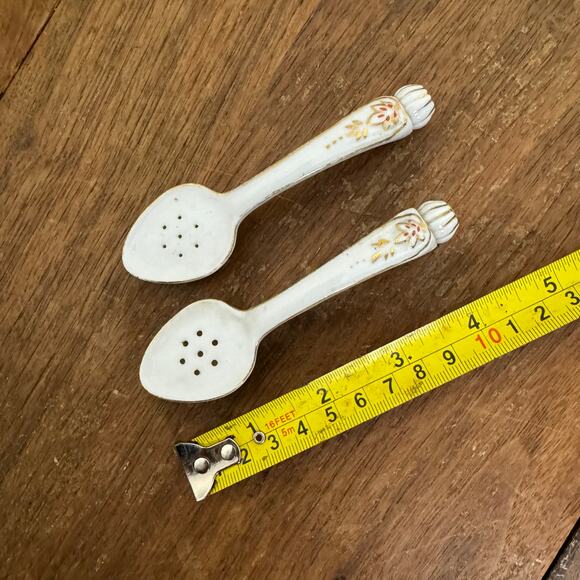 Vintage JAPAN White‎ Porcelain Spoon Gold Floral Accent Salt and pepper Shakers - Picture 2 of 9